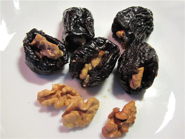 Чернослив фаршированный грецкими орехами